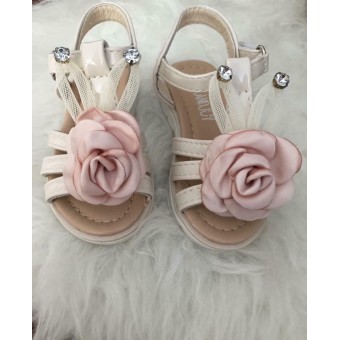 Sandaaltjes met roos beige